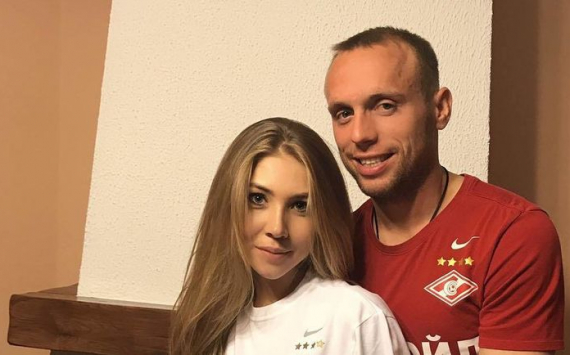 Денис Глушаков официально развелся с женой