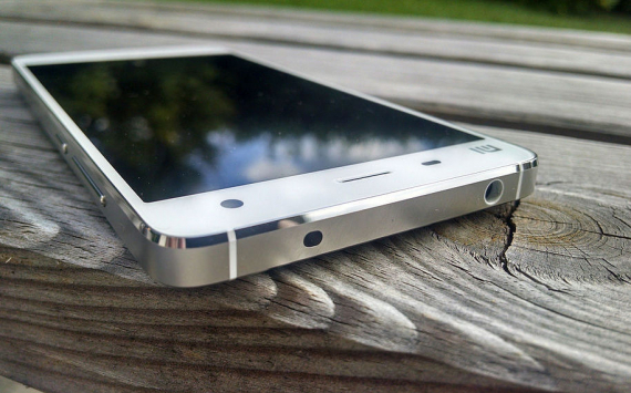 Xiaomi Mi 9 получил подэкранный сканер отпечатков пальцев