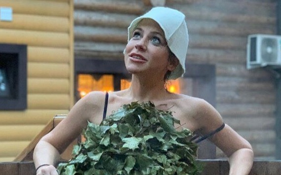 Юлия Барановская устроила фотосъемку в бочке с веником: «Подруги сказали срочно в баню» 