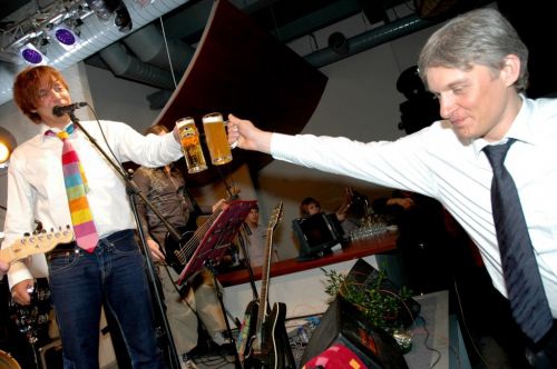 Олег Тиньков и Илья Лагутенко пьют пиво