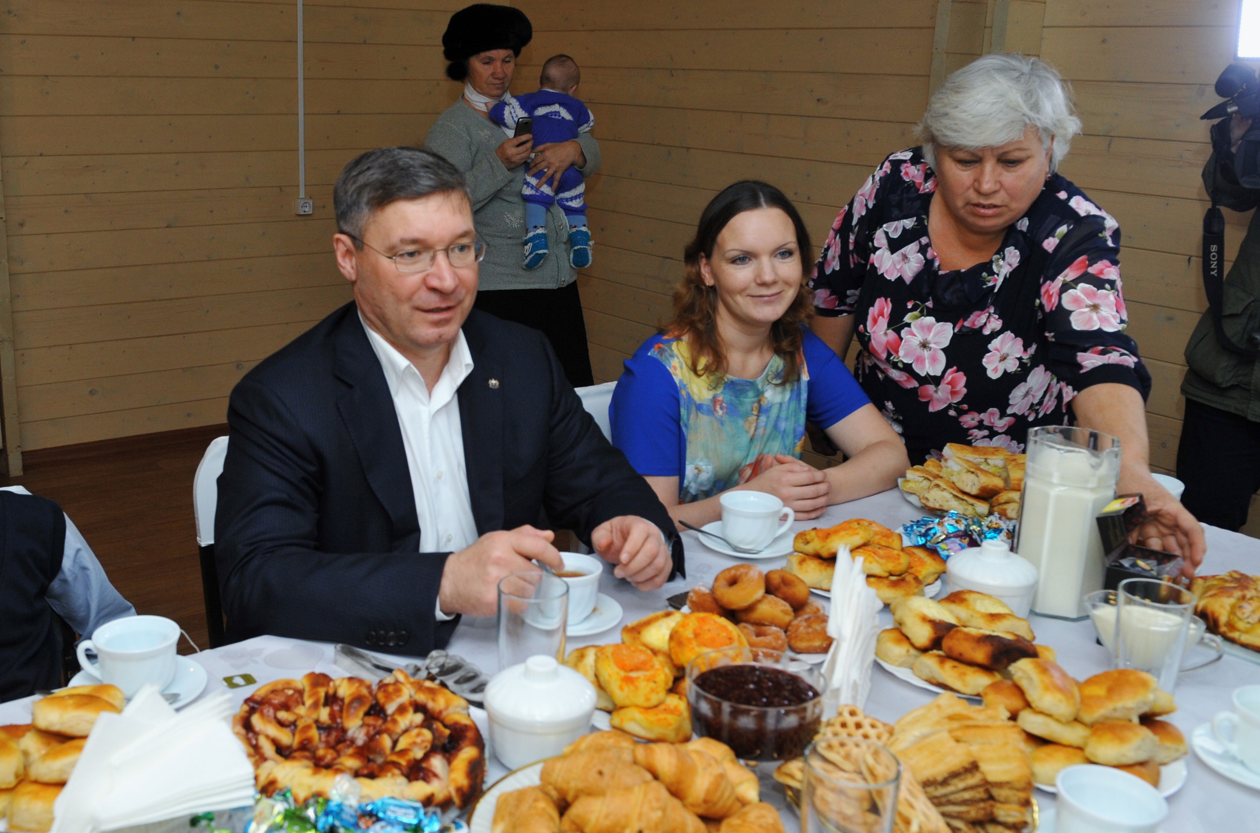 Якушев побывал на новоселье многодетной семьи