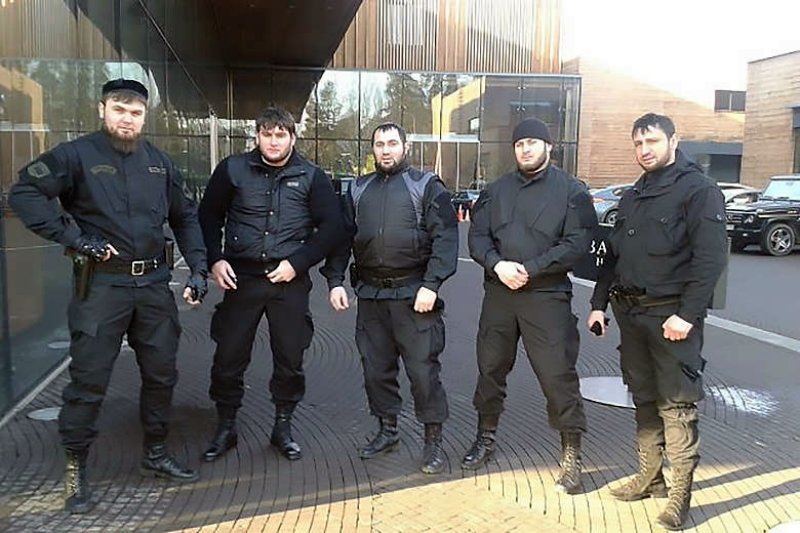 Национальность стрелявших. Кадыровцы охрана Кадырова.
