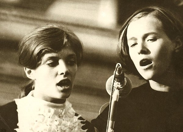 Лайма Вайкуле (слева) в юности