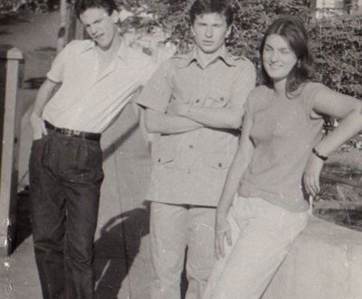 Игорь Сечин (в центре) в Мозамбике