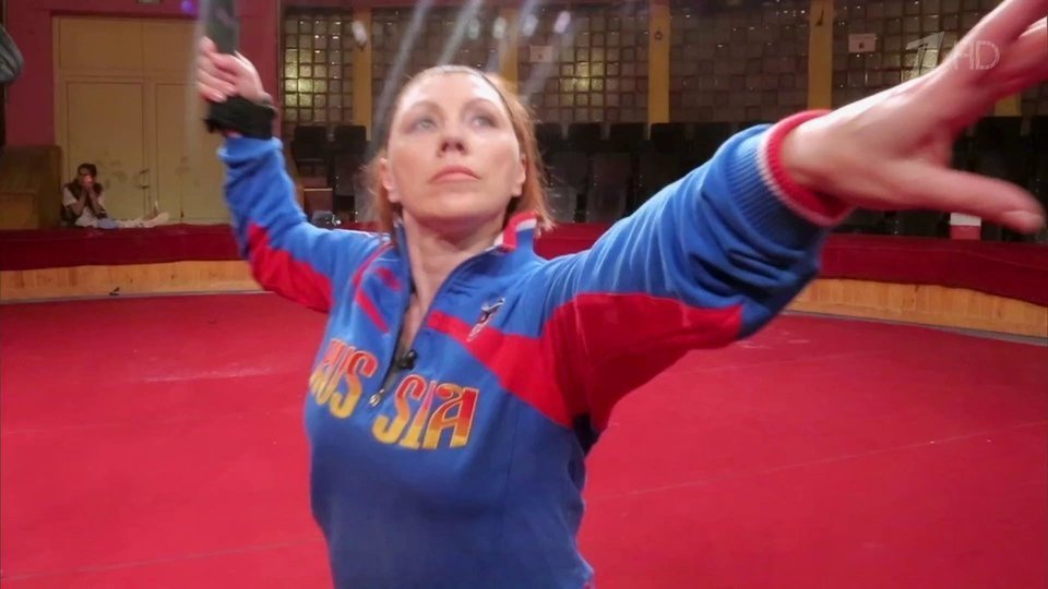 Роза Сябитова в шоу "Без страховки" сломала нос