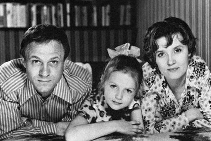  Юлия Меньшова в детстве с родителями