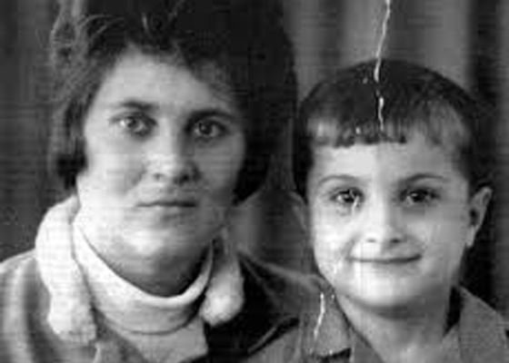 Владислав Сурков в детстве с мамой