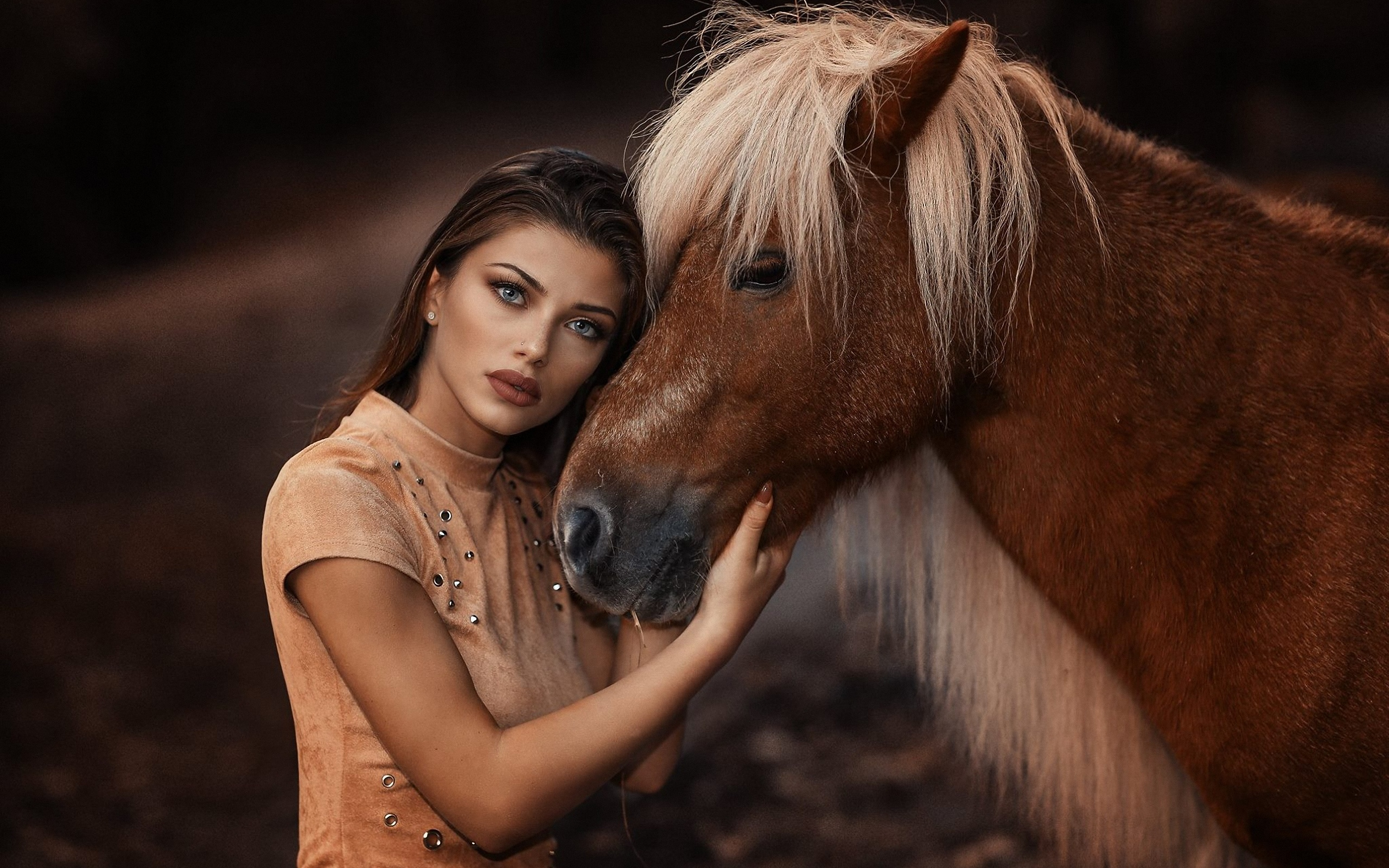 Верховая женщина. Фотосессия с лошадьми. Женщина на лошади. Красивые девушки и кони.