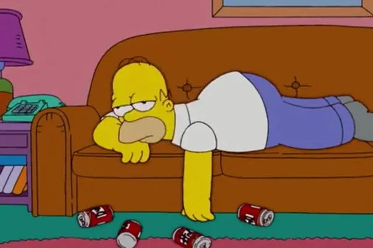 Гомер симпсон на диване с пивом